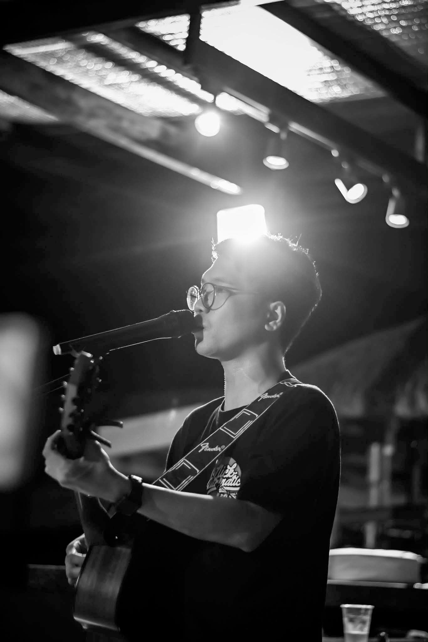 Baldo singing into the mic, black and white