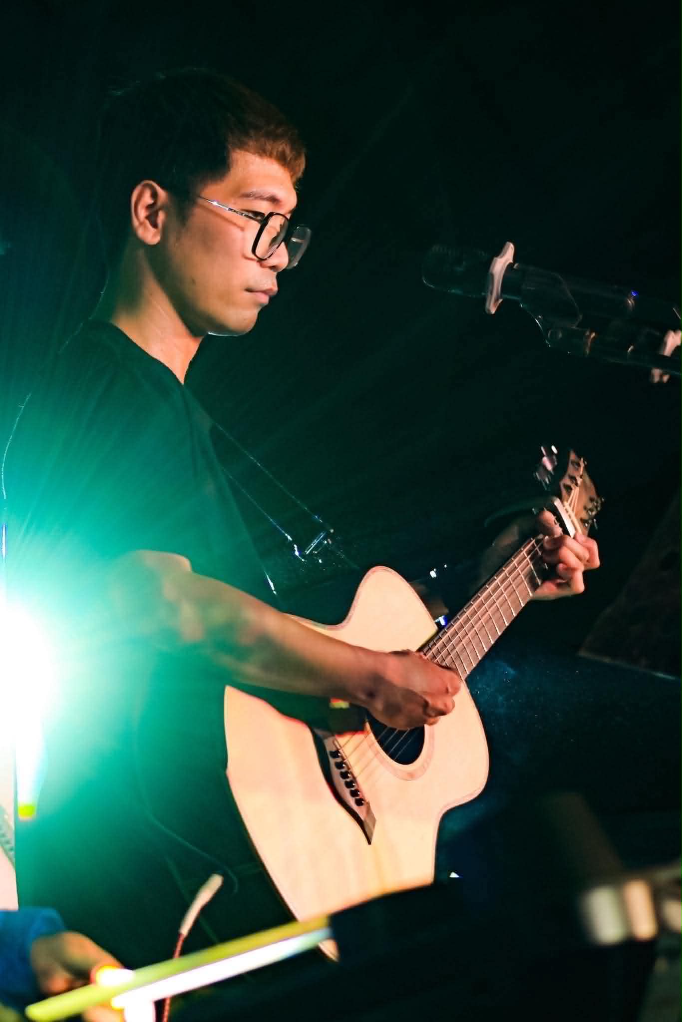 Baldo under green stage light