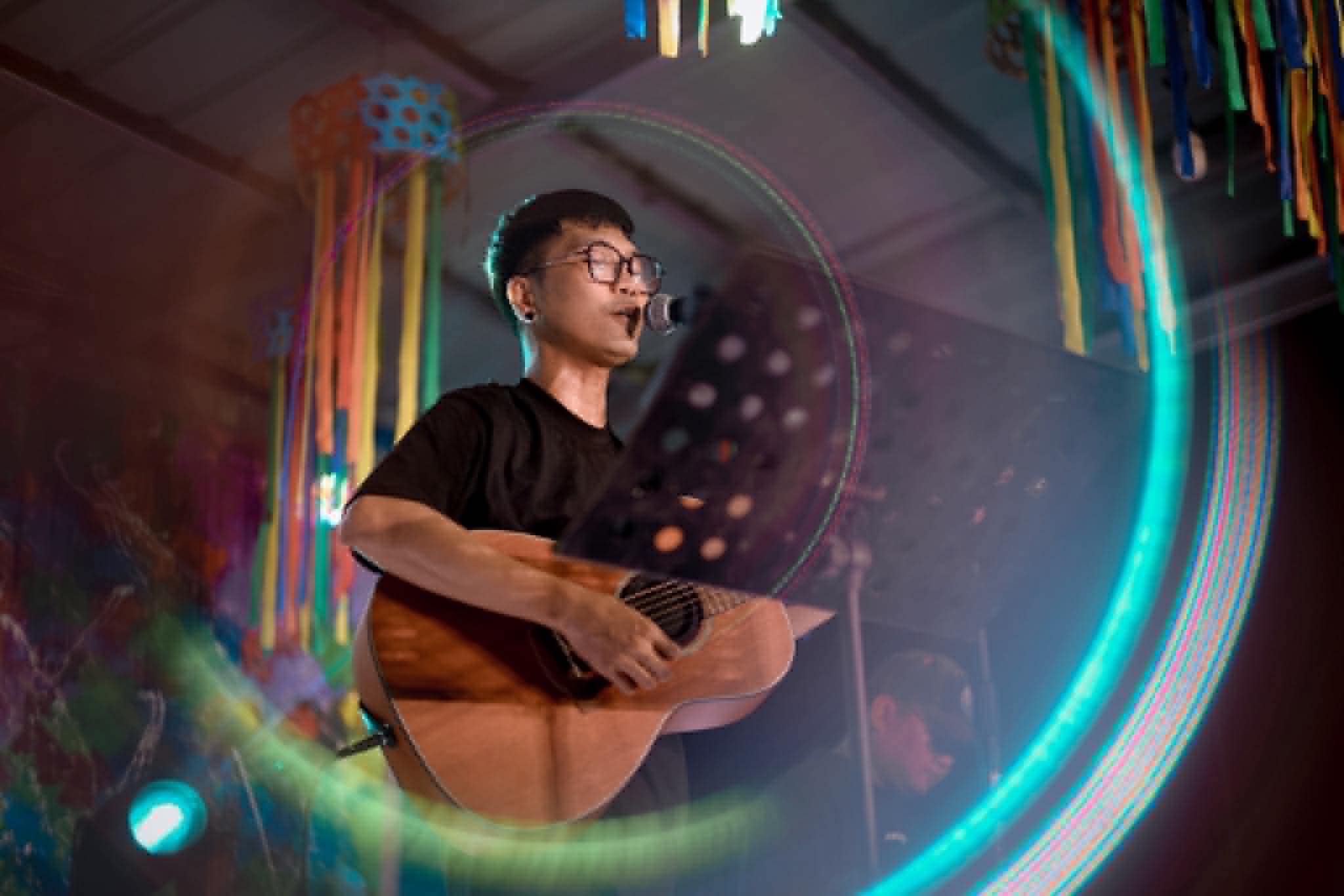 Baldo on the vibrant stage with ribbons