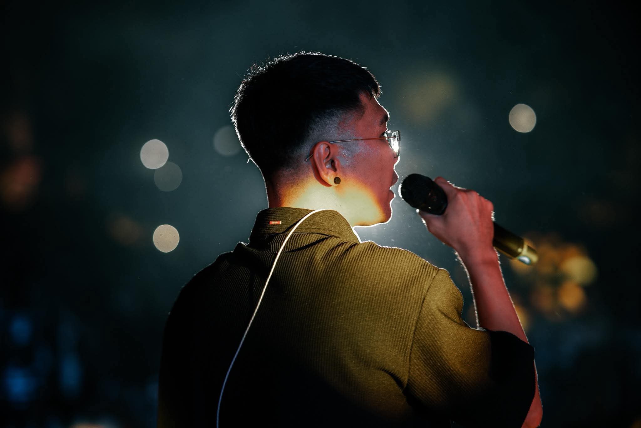 Baldo performing live on stage